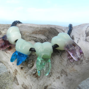 Zähne aus Glas handgefertigte Zähne aus Muranoglas, Lederband schwarz