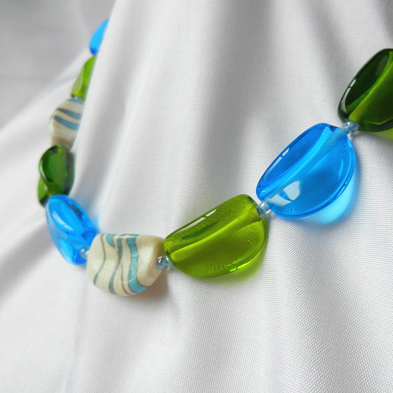 Halskette aus 20 handgefertigten Glasperlen. Unikat von schmuckes Glas. Transparentes grünes und türkisenes Glas. Perlen aus Glas in elfenbein. 52 cm lang.