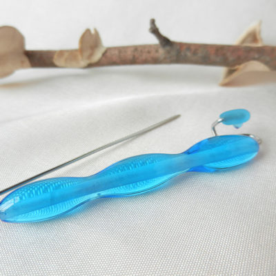 Anstecknadel mit Glasperle in türkis. Handgefertige Brosche von schmuckes Glas. Wellenförmig und transparent. Glaschmuck zum verschließen.