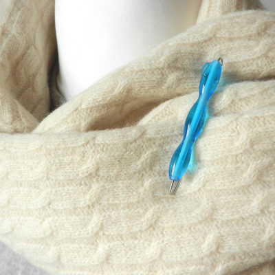 Anstecknadel mit Glasperle in türkis. Handgefertige Brosche von schmuckes Glas. Wellenförmig und transparent. Glaschmuck zum verschließen.