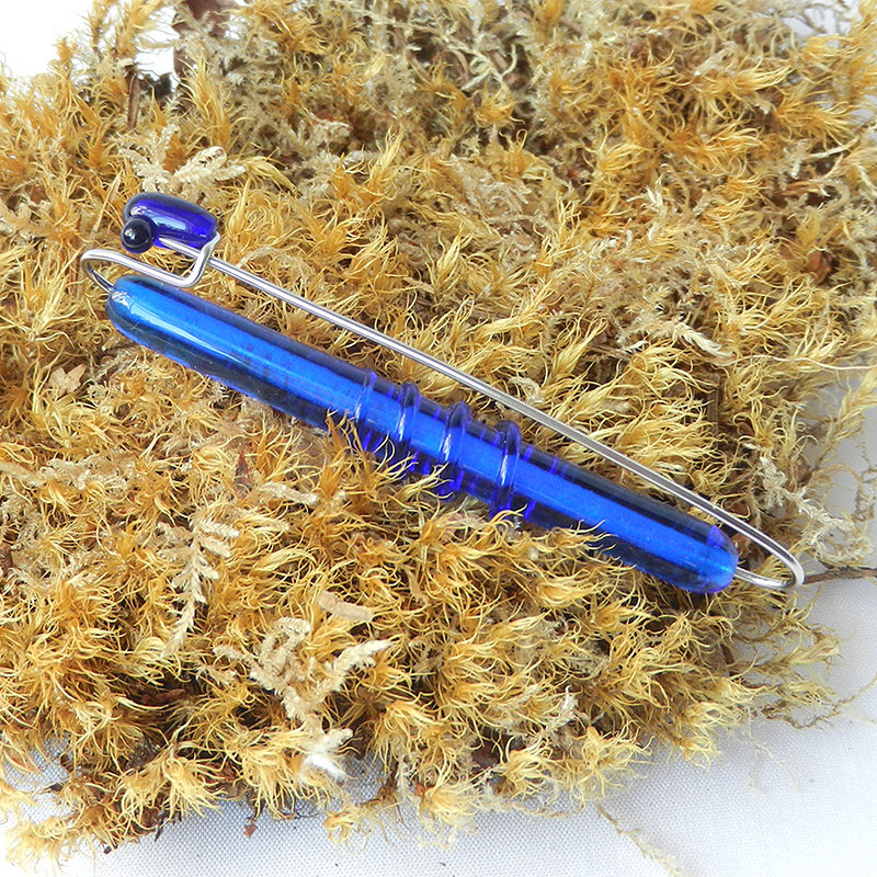 Anstecknadel mit blauer Glasperle,handgefertigtes Unikat, Edelstahl und Glas