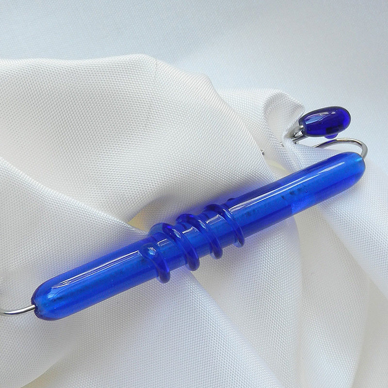 Anstecknadel mit blauer Glasperle,handgefertigtes Unikat, Edelstahl und Glas, weißes Tuch