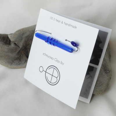 Blaue anstecknadel mit Glasperle. Handgefertigtes Unikat von schmuckes Glas.