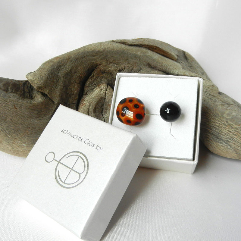 Silberring mit zwei handgefertigten Glasperlen, eine Perle schwarze Kugel, eine Perle im Leo-Print