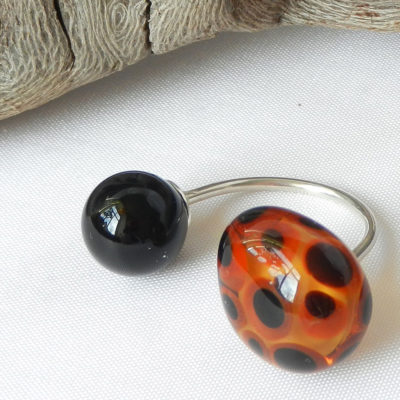 Silberring mit zwei handgefertigten Glasperlen, eine Perle schwarze Kugel, eine Perle im Leo-Print