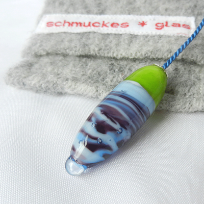 Pendel aus Glas in blau und gruen, Filztasche, Einzelanfertigung, blaue Glasperle, Muranoglas, schmuckes Glas