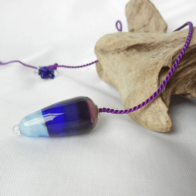 Pendel aus Glas, handgefertigt, lila, chakrenfarben, Seidenkordel, Glasperle in blau, Einzelanfertigung