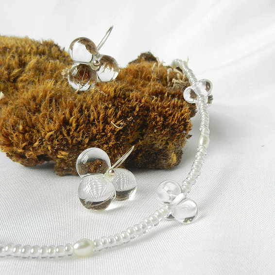 Glasschmuck, transparent, Einzelanfertigung, Halskette mit Glasperlen, weißen Perlen, Ohrringe in Silber, klar, Blütenform
