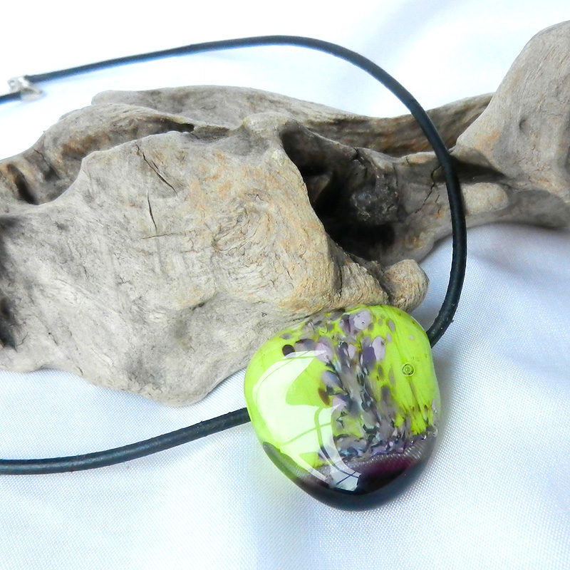 handgefertigte Glasperle aus Muranoglas in grün und lila,Lederkette schwarz,Einzelanfertigung von schmuckes-glas