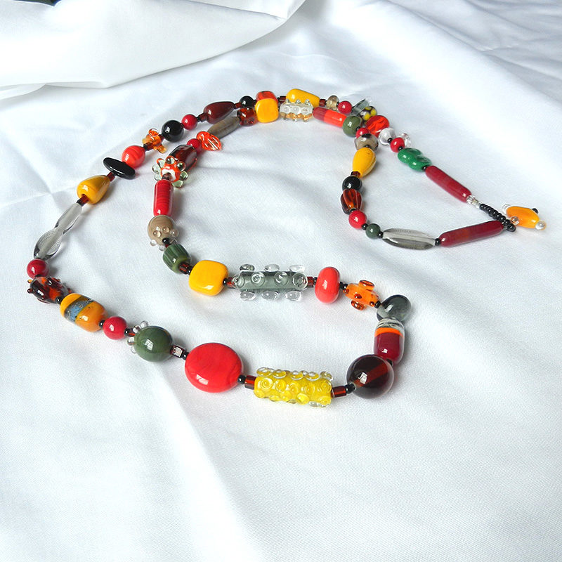 Lange Halskette mit vielen bunten Glasperlen in unterschiedlichen Herbstfarben, handgefertigtes Unikat von schmuckes Glas
