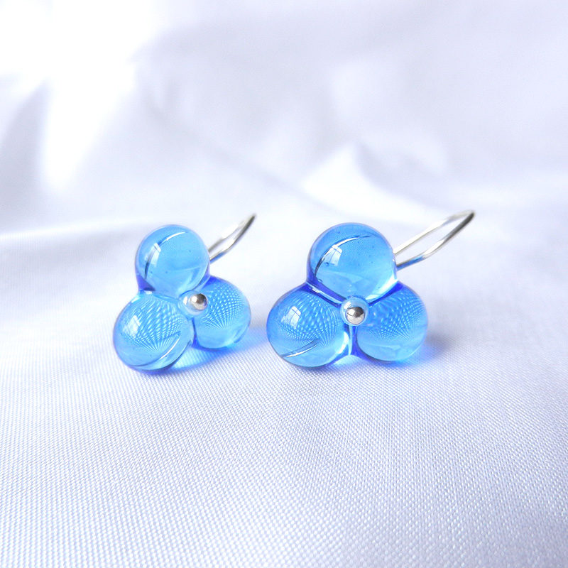 Hellblaue Glasperlen in Blütenform an silbernen Ohrringen. Handgefertigte Unikat von schmuckes Glas