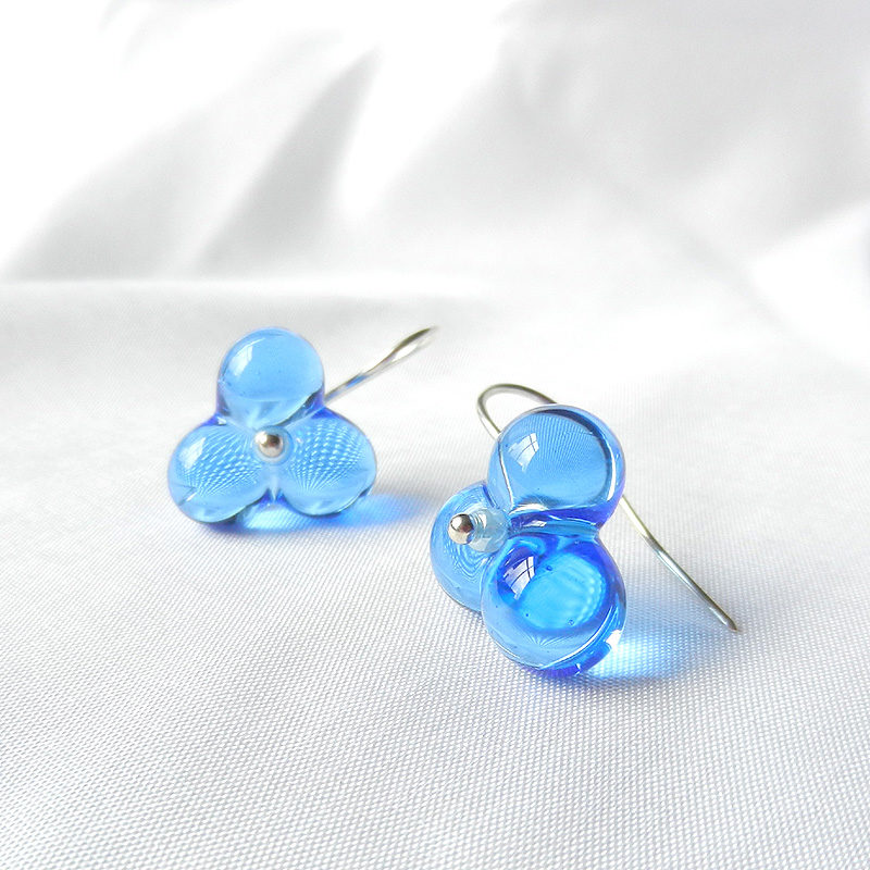 Hellblaue Glasperlen in Blütenform an silbernen Ohrringen. Handgefertigte Unikat von schmuckes Glas