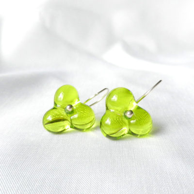 Glasperlen in grün und Blütenform. Ohrringe aus Silber, handgefertigte Unikate von schmuckes Glas