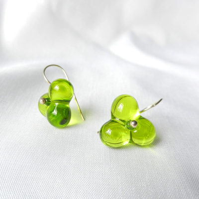 Glasperlen in grün und Blütenform. Ohrringe aus Silber, handgefertigte Unikate von schmuckes Glas