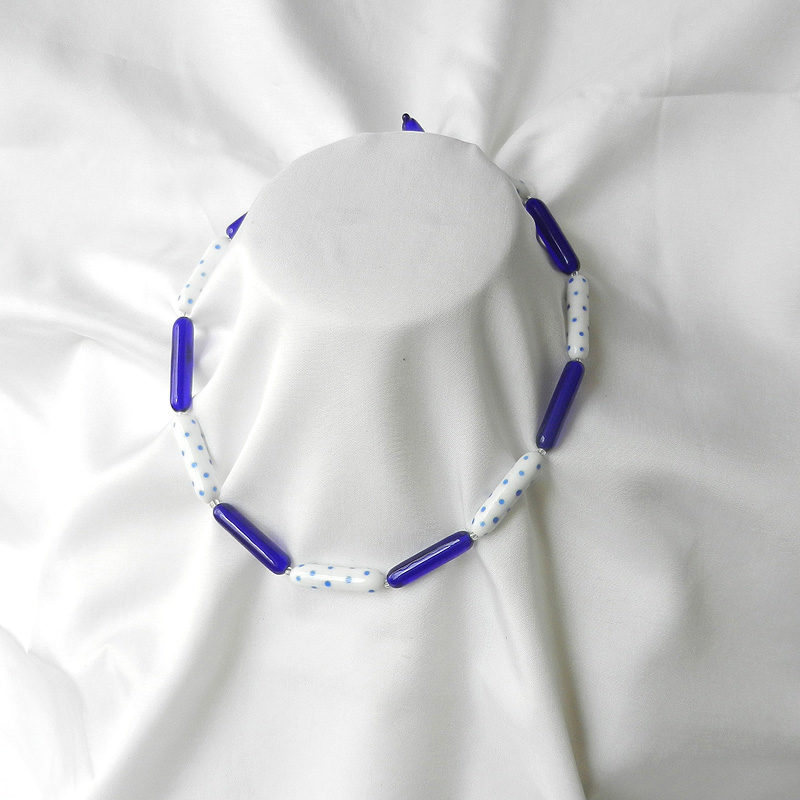 Glasperlenkette blau weiß gepunktet, handgefertigte Glasperlen von schmuckes Glas, Unikatschmuck