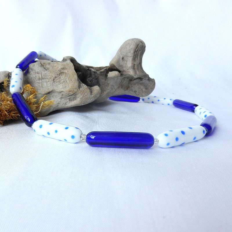 Glasperlenkette blau weiß gepunktet, handgefertigte Glasperlen von schmuckes Glas, Unikatschmuck