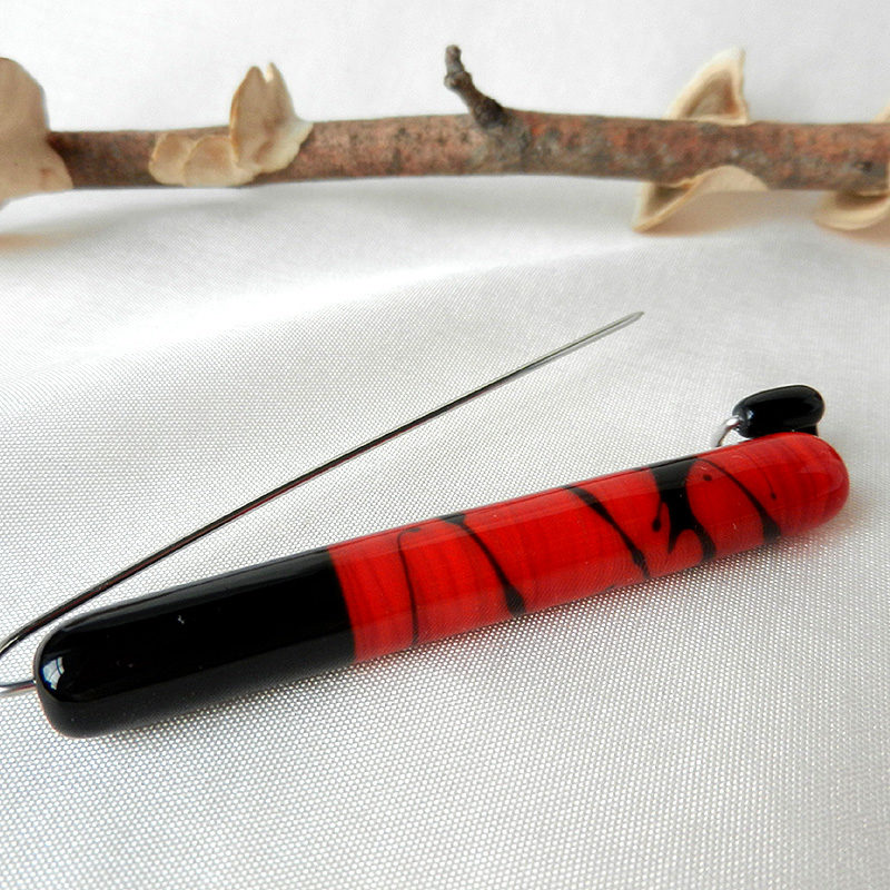 Anstecknadel rot schwarz mit Glasperle, Brosche mit handgefertigter Perle aus Muranoglas, Asia Look, Unikat von schmuckes Glas