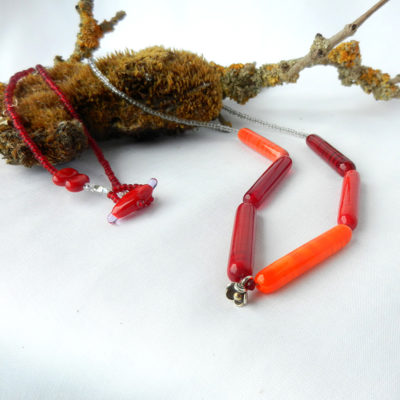 rote Perlenkette, lange Glasperlen in unterschiedlichen Rottönen, handgefertigt von schmuckes Glas