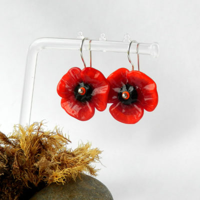 Ohrringe mit Mohnblüten, Mohnblumen, Silberschmuck, rote Glasperlen, floraler Schmuck