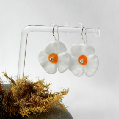 weiße Blüten Ohrringe, Glasperlen ohrringe in blumenform weiß, handgefertigte Silberohrringe mit Glasperlen von schmuckes Glas