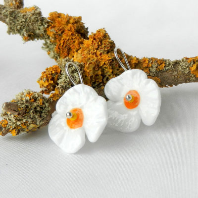 weiße Blüten Ohrringe, Glasperlen ohrringe in blumenform weiß, handgefertigte Silberohrringe mit Glasperlen von schmuckes Glas