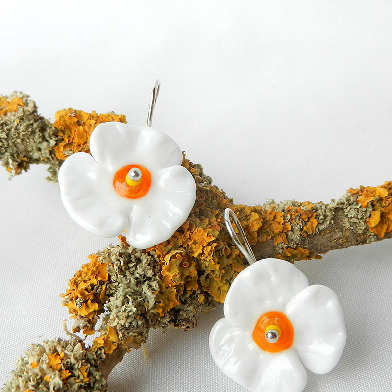 weiße Blüten Ohrringe, Glasperlen ohrringe in blumenform weiß, handgefertigte Silberohrringe mit Glasperlen von schmuckes Glas