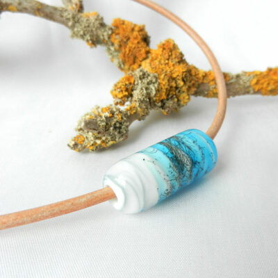 Glasperle in weiß und türkis, Muranoglas, Perle mit Lederband