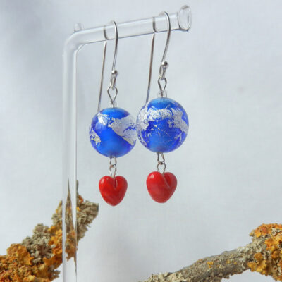 Ohrringe blauer Planet mit rotem Herz, blaue Ohrhänger, Silberohrringe blaue Perle, rotes Herz
