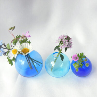 Miniaturvasen, kleine Glasvasen, blaue Kugel Vasen, mundgeblasen, handgefertigt