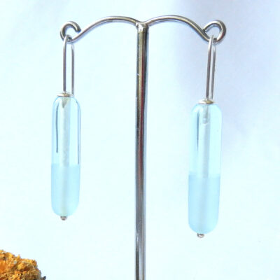 lange Glasperlenohrringe in aquamarin, Silberohrringe mit hellblauer Perle, Unikat