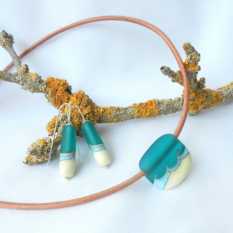 Perle handgefertigt Meerglas, Ostseeschmuck, Glasperle in türkis und hell, flache Form, Lederkette mit Perle und Ohrringen
