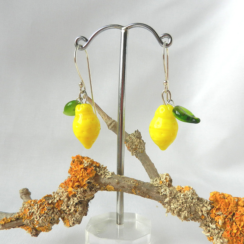 Zitronen Ohrringe aus gelben Glas und Silber mit grünen Blättern, handgefertigte Unikate