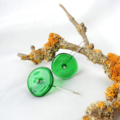 silberner Ohrring mit grüner Scheibe aus Glas, Ohrhänger mit Glasperle flach