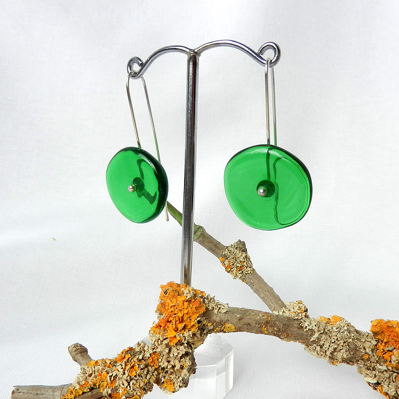 silberner Ohrring mit grüner Scheibe aus Glas, Ohrhänger mit Glasperle flach