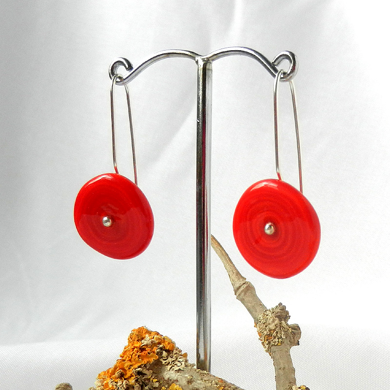 silberner Ohrring mit roter Scheibe aus Glas, Ohrhänger mit Glasperle flach
