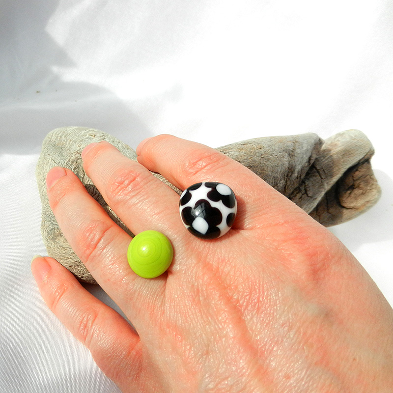 silberner Ring mit Glasperlen. Grüne Perle und Perle mit Blumen in schwarz. Handgefertigtes Unikat