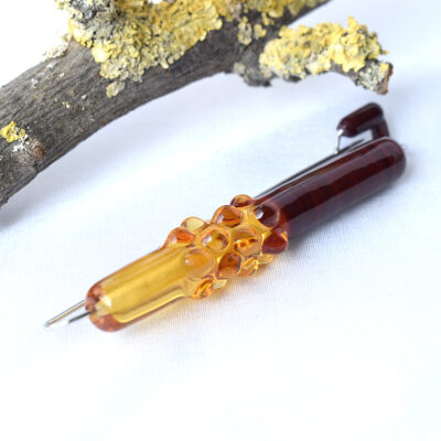 Anstecknadel mit brauner zweifarbiger Glasperle, länglich, Kiltnadel, Brosche