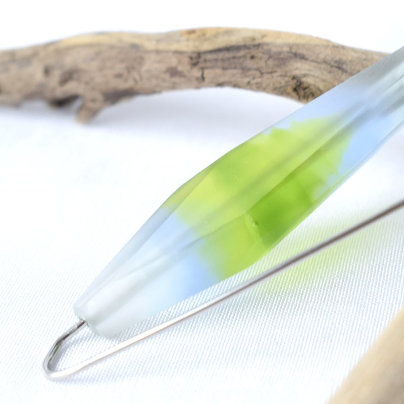 Anstecknadel, Kiltnadel oder Brosche mit Glasperle aus hellem, grünen und blauen Muranoglas. Glasperle geschliffen und eckig. Handgefertigt