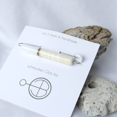 Anstecknadel mit Glasperle weiß und elfenbein, Walzenperle aus Muranoglas, Brosche länglich