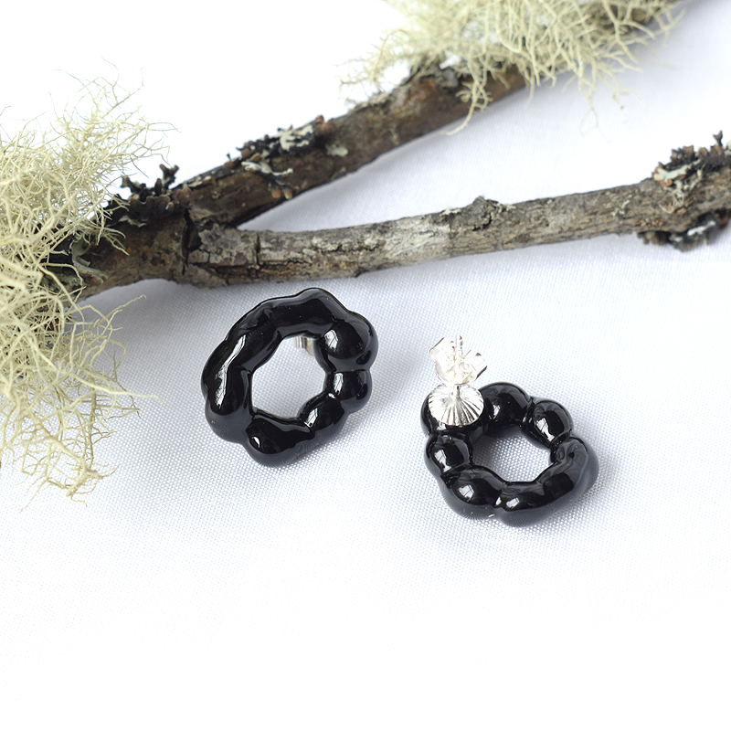 Schwarzer Ohrstecker mit kreisförmiger Glasperle, Ohrring schwarz, Design