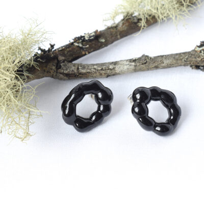 Schwarzer Ohrstecker mit kreisförmiger Glasperle, Ohrring schwarz, Design
