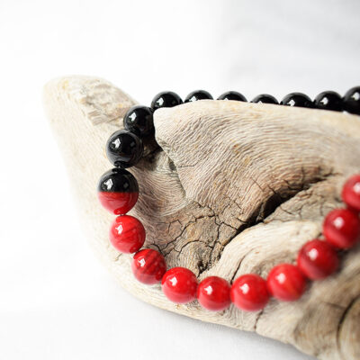 Armband mit roten und schwarzen Kugeln. runde Glasperlen, handgefertigt