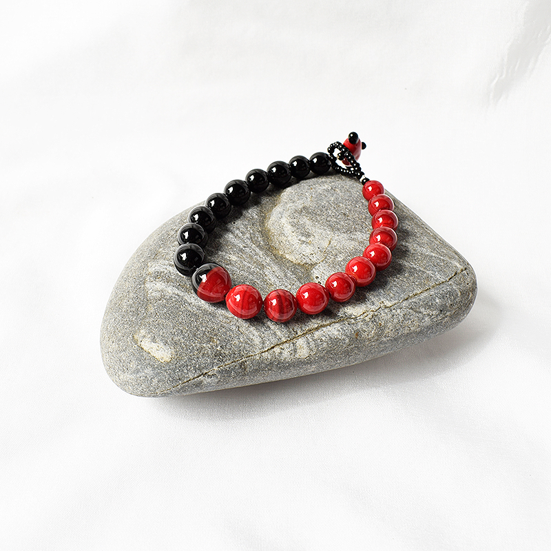 Armband mit roten und schwarzen Kugeln. runde Glasperlen, handgefertigt