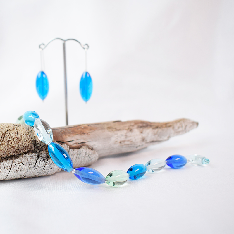 Glasperlenarmband in blua und meerestönen, ovale Glasperlen, handgefertigt, mit Knebelverschluss, metallfrei, mit Ohrringen