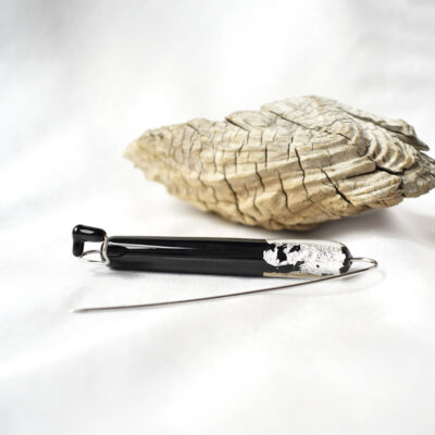 Anstecknadel mit schwarzer Glasperle und Blattsilber. Kiltnadel, Brosche oder Tuchnadel