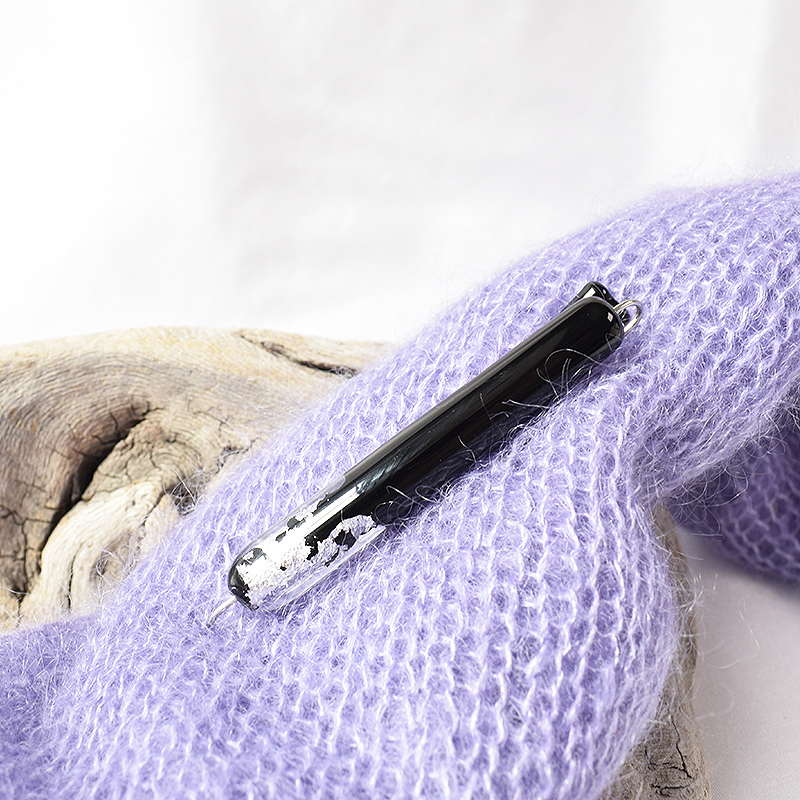 Anstecknadel mit schwarzer Glasperle und Blattsilber. Kiltnadel, Brosche oder Tuchnadel