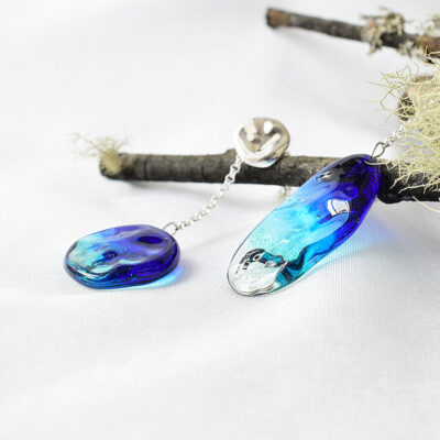 Hängende Ohrringe mit Glasperle in blau und Türkis, Meereschmuck, Wasserschmuck, handgefertigte Unikate, unterschiedliche Länge