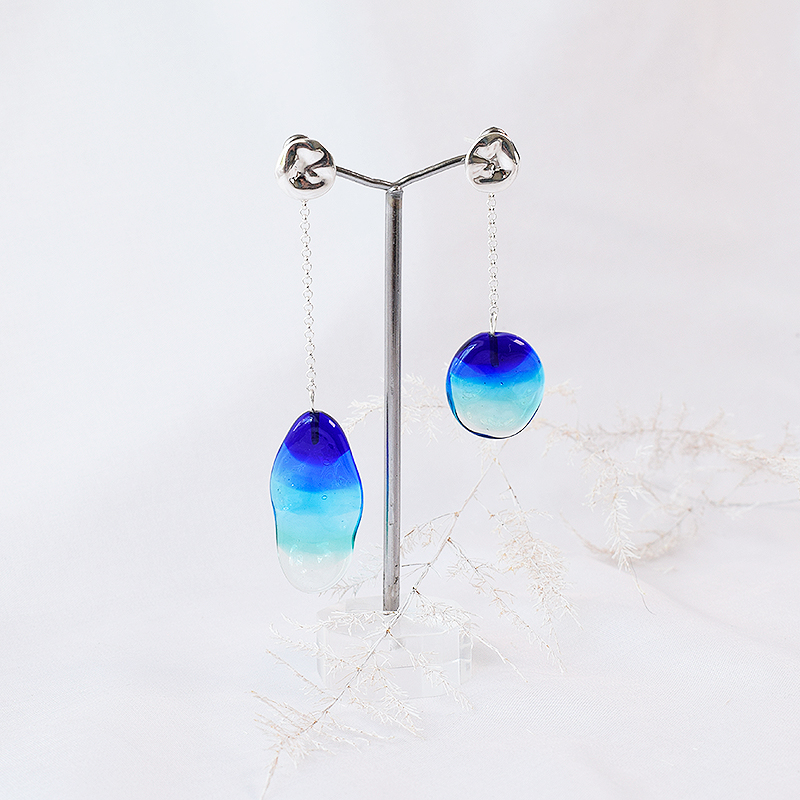 Hängende Ohrringe mit Glasperle in blau und Türkis, Meereschmuck, Wasserschmuck, handgefertigte Unikate, unterschiedliche Länge