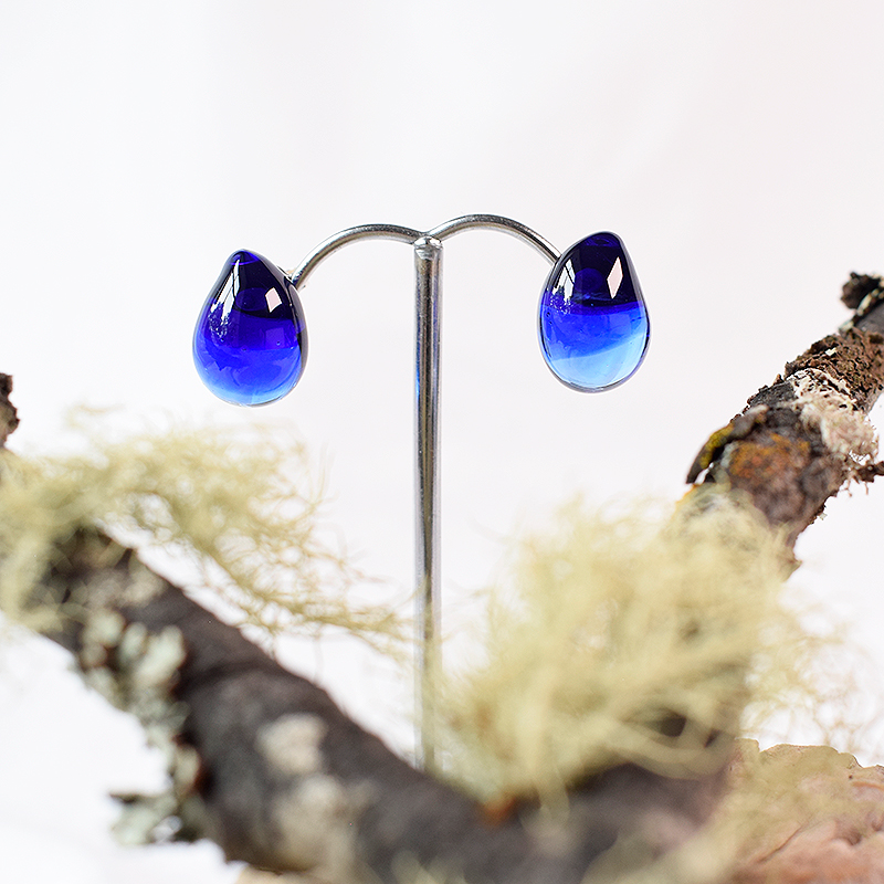 Ohrstecker Blau Tropfen, Glasperle Tropfen, Regentropfen. Silber