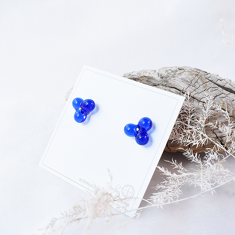 Ohrstecker mit blauer Glasblume, Glasperle in Blütenform dunkelblau